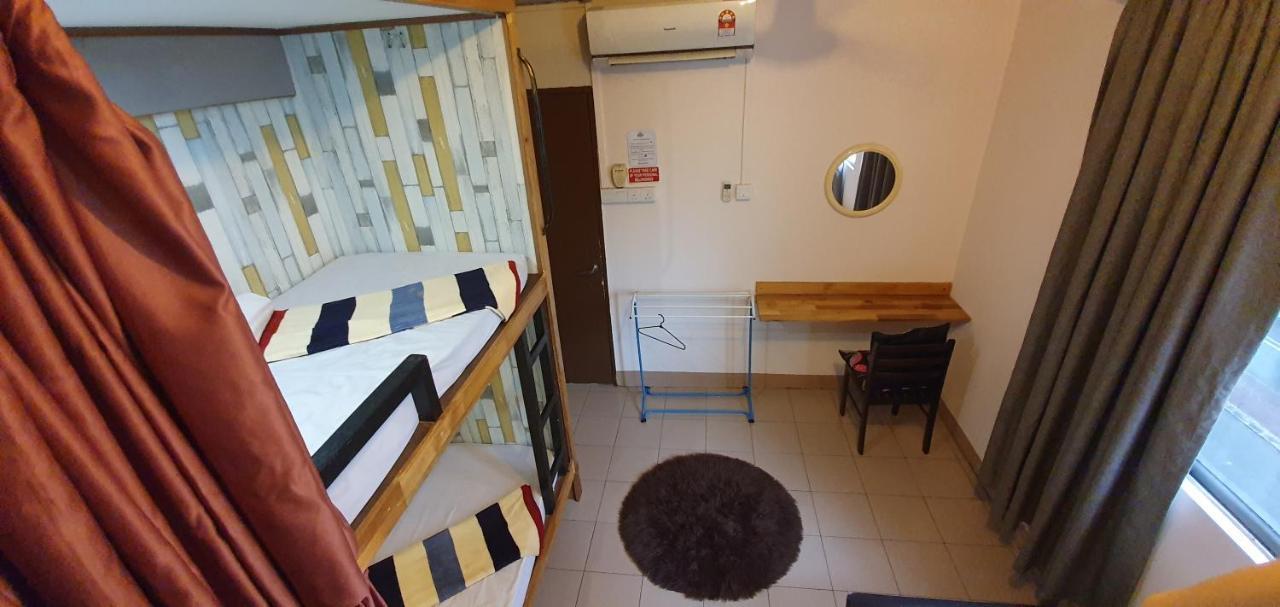 Хостел Escape Backpackers Kk Кота-Кинабалу Экстерьер фото